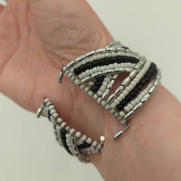 BEADED stretch open cuff bracelet black white silver - Picture 4 of 6